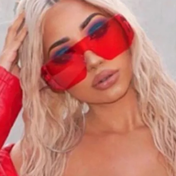 huge sunglasses